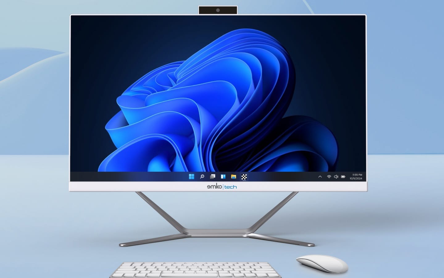 Açık mavi bir yüzey üzerinde kablosuz klavye ve fare ile eşleştirilmiş, mavi soyut bir Windows 11 duvar kağıdı görüntüleyen geniş bir ekrana sahip şık bir hepsi bir arada masaüstü bilgisayar.
