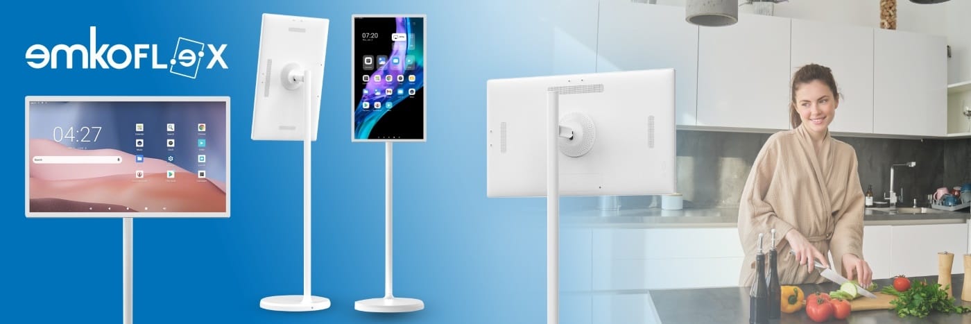 Bir kadın modern bir mutfakta sebze doğrarken gülümsüyor. Solda, üç beyaz tablet standı mavi bir arka plan üzerinde emkoflex logolu ekranlar sergiliyor.